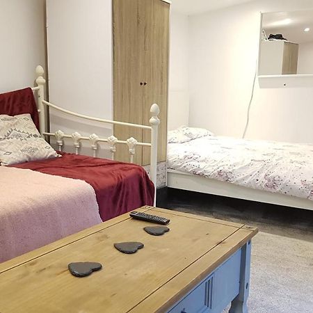 Urban Log Cabin Near Zone 2 Tube 런던 외부 사진
